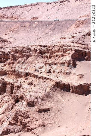 南米チリ、アンデスの麓に広がるアタカマ砂漠にある月の谷の奇岩と断崖の上を走るチリの幹線道路 南米チリ、アンデスの麓に広がるアタカマ砂漠にある月の谷の奇岩と断崖の上を走るチリの幹線道路 21293323