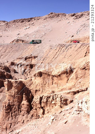 南米チリ、アンデスの麓に広がるアタカマ砂漠にある月の谷の奇岩と断崖の上を走るチリの幹線道路 21293324