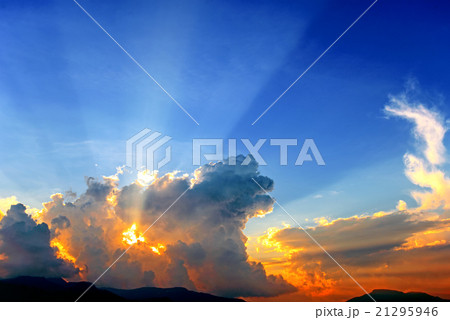 Beautiful colorful cloudscape sunset with sun rays 21295946