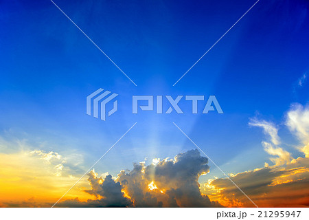 Beautiful colorful cloudscape sunset with sun rays 21295947