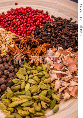 Cinnamon, anise, anise tree, pepper, cardamom, spi 21296593