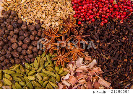 Cinnamon, anise, anise tree, pepper, cardamom, spi 21296594