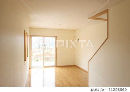 住宅　洋室　2面採光　自然光　イメージ　階段あり　1F　シンプル家具なし　施工例 21298069