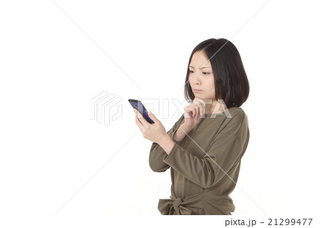 スマホと若い女性 スマホと若い女性 21299477