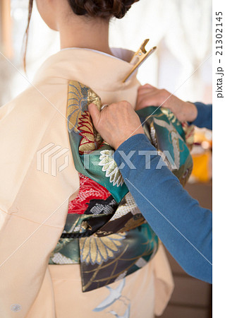 How to dress in kimono 21302145