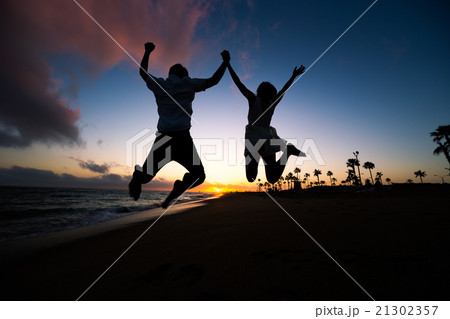 カップルがビーチでジャンプ 21302357