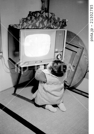 昭和のテレビと子供の写真素材