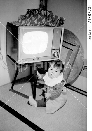 昭和のテレビと子供 21302786