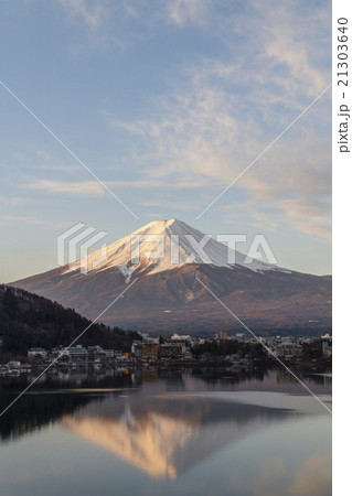 Mt.Fuji reflected in lake kawaguchi at dawn 21303640