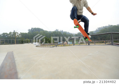 young skateboarder skateboarding at skatepark 21304402