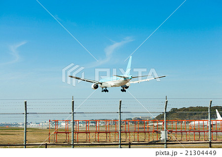 福岡空港　飛行機と滑走路 21304449
