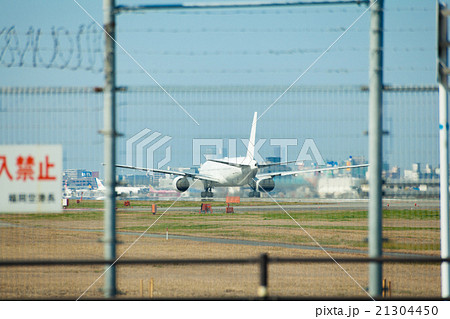 福岡空港　飛行機と滑走路 21304450