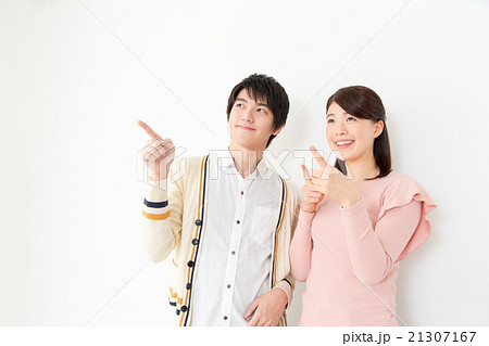 指差しをするカップル 21307167