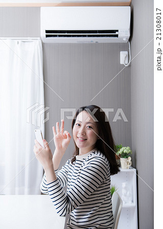 エアコン　女性　スマホ 21308017