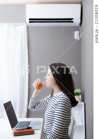 エアコン　女性　麦茶 21308029