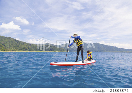 マリンスポーツをする親子 21308372