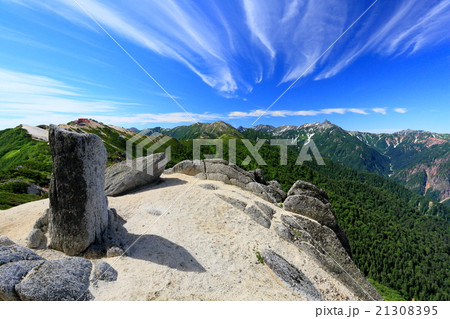 北アルプス・燕岳の登りから表銀座縦走路と槍ヶ岳 21308395