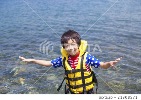 ライフジャケットを着て水遊びをする男の子 ライフジャケットを着て水遊びをする男の子 21308571
