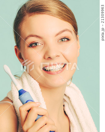 Young girl brushing oral cavity. Young girl brushing oral cavity. 21309963