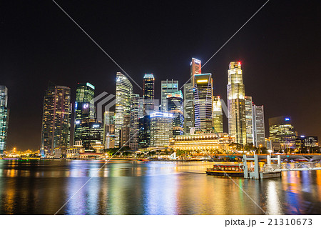 夜のシンガポールのダウンタウン コアと高層ビル群の写真素材