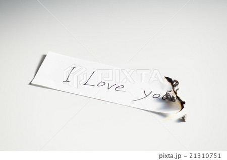 燃やした紙と英語の文字 21310751