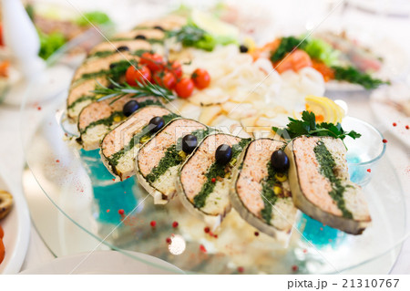 The banquet table in restaurant 21310767