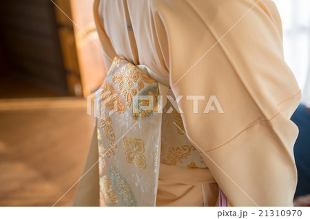 How to dress in kimono 21310970
