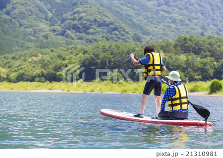マリンスポーツをする親子 21310981