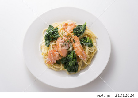 スモークサーモンとほうれん草のパスタ 21312024
