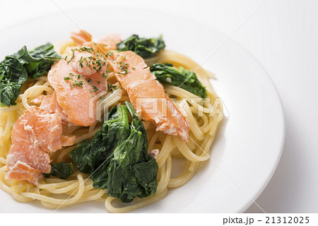 スモークサーモンとほうれん草のパスタ 21312025