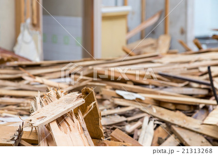 住宅解体業者　家を壊す　半壊　建築物解体作業　木材　廃材　ぶっ壊す　日本建築　 21313268