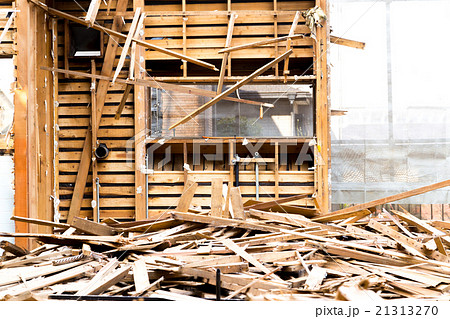 住宅解体業者 家を壊す 半壊 建築物解体作業 木材 廃材 ぶっ壊す 日本建築 の写真素材