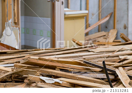 住宅解体業者　家を壊す　半壊　建築物解体作業　木材　廃材　ぶっ壊す　日本建築　 21313281