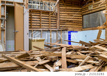 住宅解体業者 家を壊す 半壊 建築物解体作業 木材 廃材 ぶっ壊す 日本建築 住宅解体業者 家を壊す 半壊 建築物解体作業 木材 廃材 ぶっ壊す 日本建築 21313283