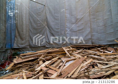 住宅解体業者　家を壊す　半壊　建築物解体作業　木材　廃材　ぶっ壊す　日本建築　 21313286