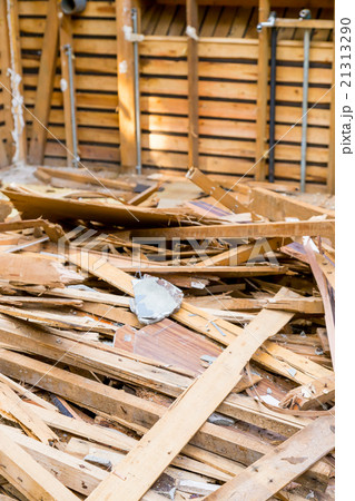 住宅解体業者　家を壊す　半壊　建築物解体作業　木材　廃材　ぶっ壊す　日本建築　 21313290