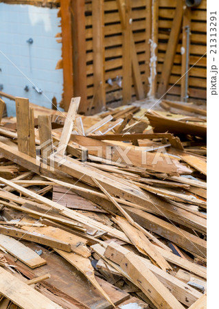 住宅解体業者　家を壊す　半壊　建築物解体作業　木材　廃材　ぶっ壊す　日本建築　 21313291