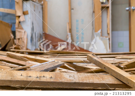 住宅解体業者　家を壊す　半壊　建築物解体作業　木材　廃材　ぶっ壊す　日本建築　 21313295