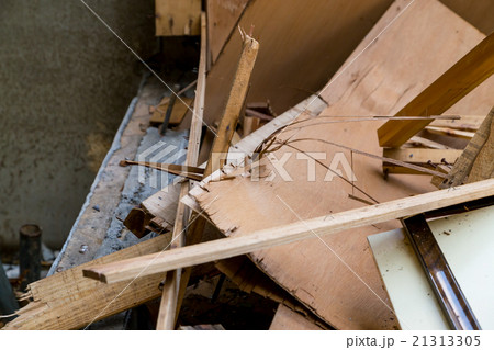 住宅解体業者　家を壊す　半壊　建築物解体作業　木材　廃材　ぶっ壊す　日本建築　 21313305