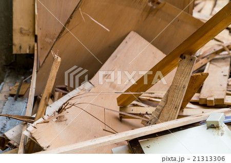 住宅解体業者　家を壊す　半壊　建築物解体作業　木材　廃材　ぶっ壊す　日本建築　 21313306