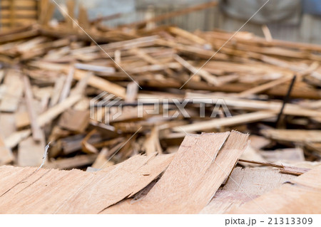 住宅解体業者 家を壊す 半壊 建築物解体作業 木材 廃材 ぶっ壊す 日本建築 住宅解体業者 家を壊す 半壊 建築物解体作業 木材 廃材 ぶっ壊す 日本建築 21313309