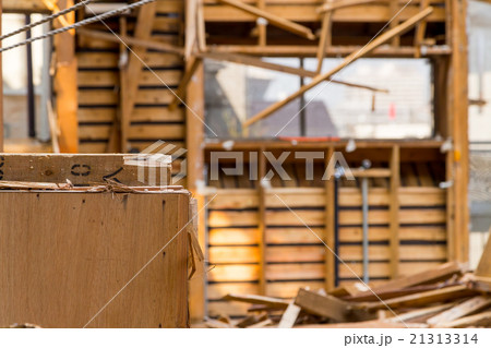 住宅解体業者　家を壊す　半壊　建築物解体作業　木材　廃材　ぶっ壊す　日本建築　 21313314