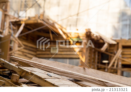 住宅解体業者　家を壊す　半壊　建築物解体作業　木材　廃材　ぶっ壊す　日本建築　 21313321