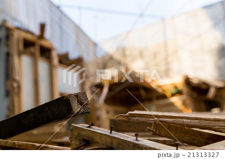 住宅解体業者　家を壊す　半壊　建築物解体作業　木材　廃材　ぶっ壊す　日本建築　 21313327