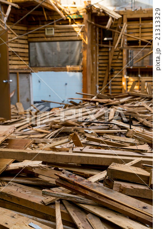 住宅解体業者 家を壊す 半壊 建築物解体作業 木材 廃材 ぶっ壊す 日本建築 住宅解体業者 家を壊す 半壊 建築物解体作業 木材 廃材 ぶっ壊す 日本建築 21313329