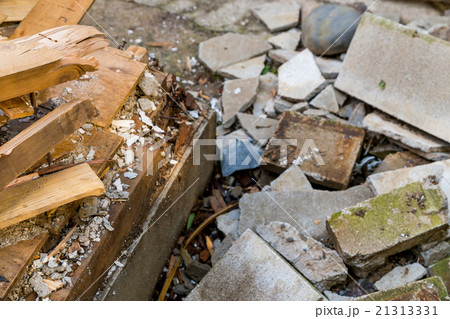 住宅解体業者　家を壊す　半壊　建築物解体作業　木材　廃材　ぶっ壊す　日本建築　 21313331