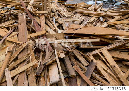 住宅解体業者　家を壊す　半壊　建築物解体作業　木材　廃材　ぶっ壊す　日本建築　 21313338