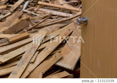 住宅解体業者　家を壊す　半壊　建築物解体作業　木材　廃材　ぶっ壊す　日本建築　 21313339