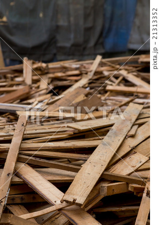 住宅解体業者　家を壊す　半壊　建築物解体作業　木材　廃材　ぶっ壊す　日本建築　 21313352
