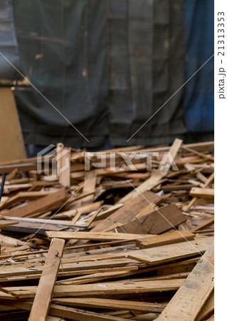 住宅解体業者 家を壊す 半壊 建築物解体作業 木材 廃材 ぶっ壊す 日本建築 住宅解体業者 家を壊す 半壊 建築物解体作業 木材 廃材 ぶっ壊す 日本建築 21313353